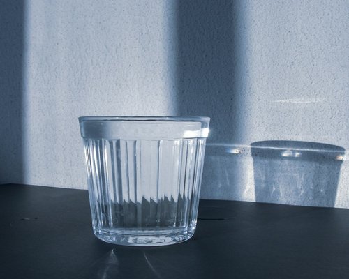 Vaso de agua por la mañana